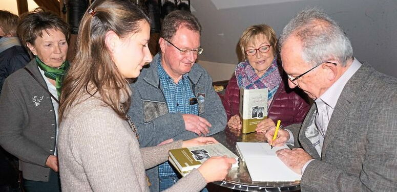 Der Autor beim Signieren