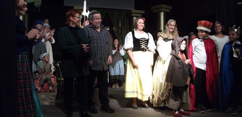Premiere des Stücks „Die zertanzten Schuhe“ durch Kolping-Theater – Quiz für Kinder