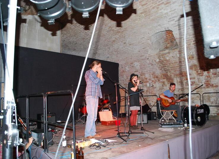 Red Aerostat und,Pia, Simon und Andy