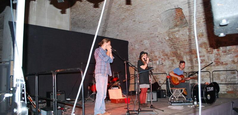 Red Aerostat und,Pia, Simon und Andy