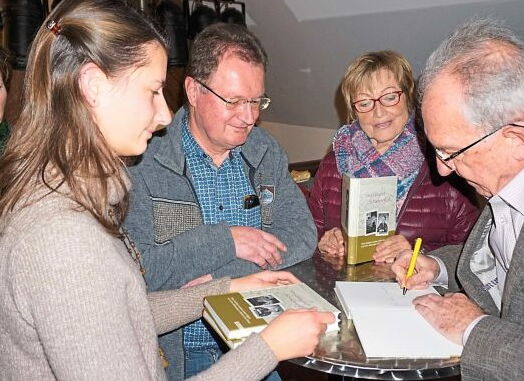 Der Autor beim Signieren