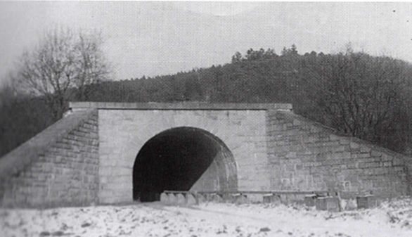 Schinderbach und Autobahntunnel